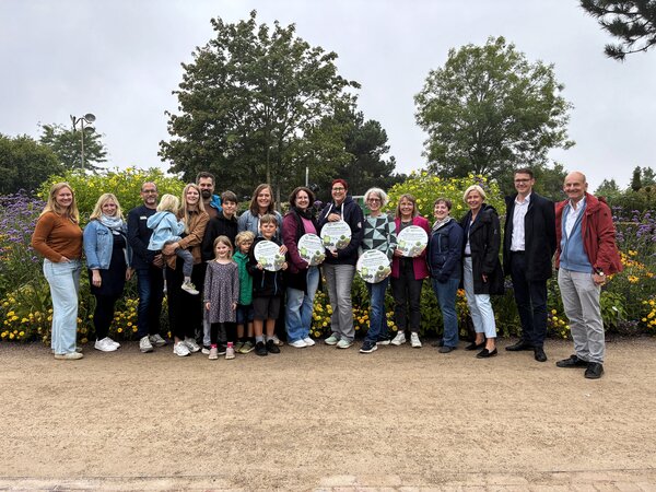 Gewinnerinnen, Initiatoren und G�ste bei der Preisverleihung im Park der G�rten