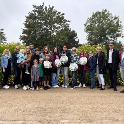 Wettbewerb_Lebendige Vorg&auml;rten im Ammerland_Gewinnerinnen Initiatoren und G&auml;ste bei der Preisverleihung im Park der G&auml;rten am 18. August 2026