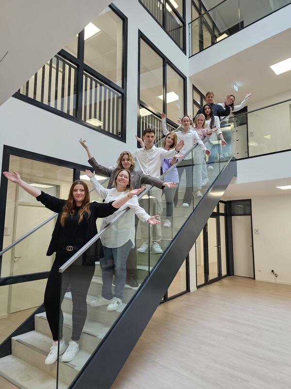 Gruppe von Auszubildenden hei�t die Besucher im neuen Beh�rdenzentrum in Westerstede willkommen
