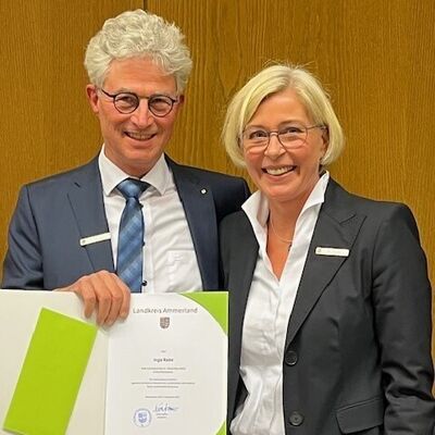 Landr&auml;tin Karin Harms &uuml;bergibt Urkunde an Sozialdezernenten Ingo Rabe