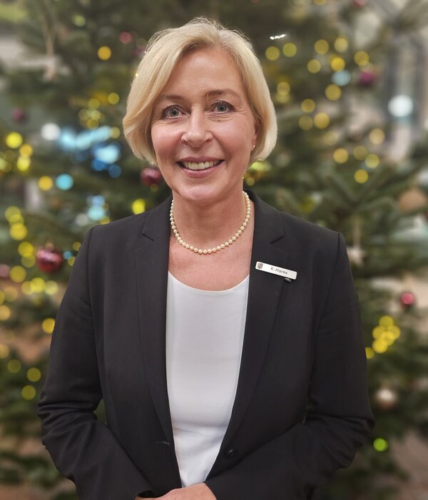 Landr�tin vor dem Weihnachtsbaum im Foyer 2025