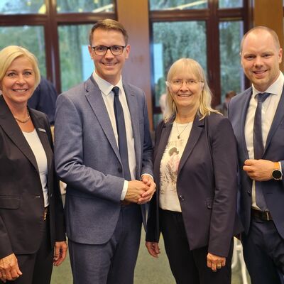 Bild vergr&ouml;&szlig;ern: Wahlabend im Kreishaus mit Landrätin Karin Harms, Susanne Miks, Hendrik Lehners und Björn Meyer