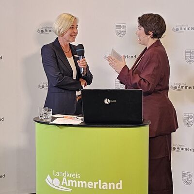 Bild vergr&ouml;&szlig;ern: Landrätin im Interview mit Oeins am Wahlabend 2026