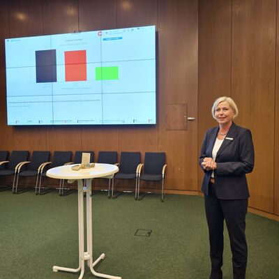 Bild vergr&ouml;&szlig;ern: Landrätin Karin Harms mit endgültigem Wahlergebnis