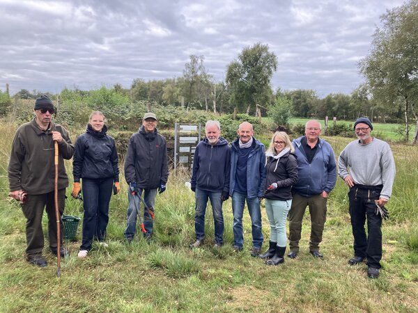 Herbstliche Aufräumaktion: Mitarbeitende des Umweltbildungszentrums Ammerland und Freiwillige an der Bodenstation im Kayhauser Moor