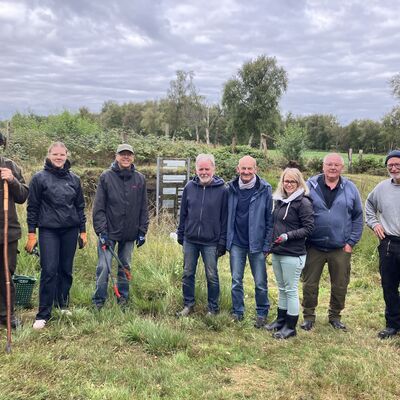 Herbstliche Aufräumaktion: Mitarbeitende des Umweltbildungszentrums Ammerland und Freiwillige an der Bodenstation im Kayhauser Moor