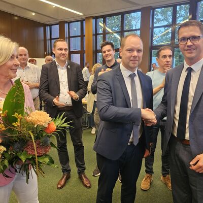Björn Meyer gratuliert Wahlsieger Hendrik Lehners
