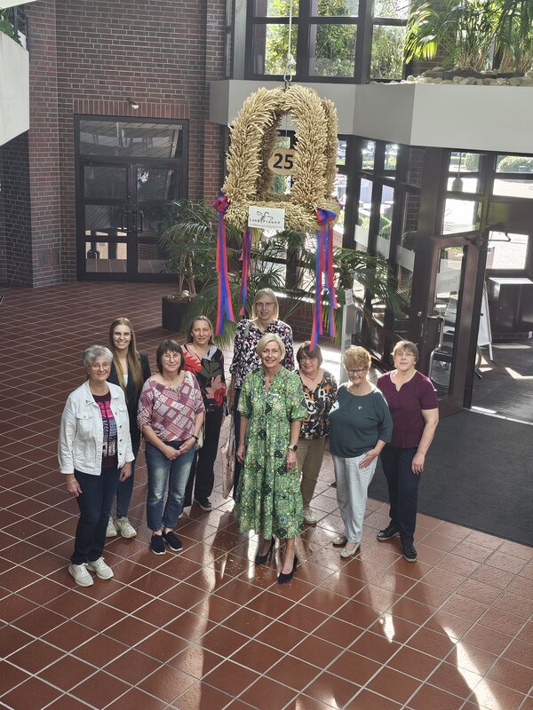 LandFrauen bringen Erntekrone ins Kreishaus