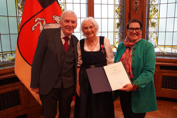 Melanie Walter händigt Niedersächsischen Verdienstorden an Rita Kropp aus ©StK Niedersachsen.JPG