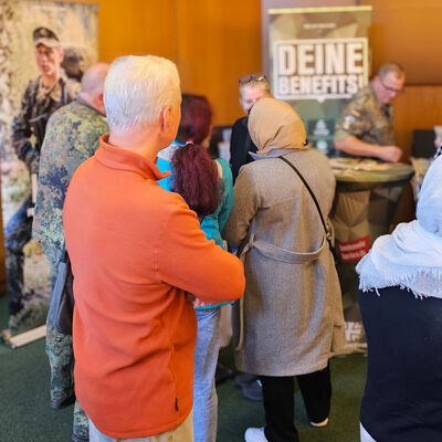 Bild vergr&ouml;&szlig;ern: Bundeswehr auf der Jobmesse im Kreishaus