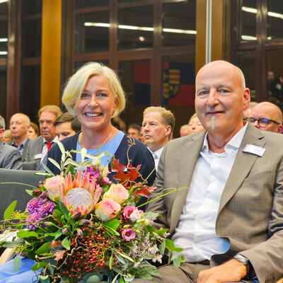 Bild vergr&ouml;&szlig;ern: Landrätin Karin Harms gemeinsam mit ihrem Ehemann Hergen auf ihrer Verabschiedungsfeier.